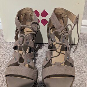 LONDON DOE FAB NATURALIZER  BLOCK HEEL